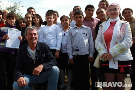 Իէն Գիլանը Գյումրիի թիվ 6 երաժշտական դպրոցի աշակերտների հետ: Լուսանկարը` Panarmenian Photo