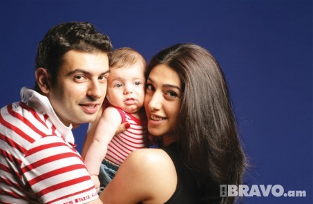 Յանա Բաբաջանյանը ամուսնու` Սերգեյի եւ երեխայի հետ