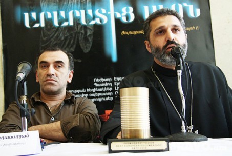 “Արարատից Սիոն” ֆիլմի ռեժիսոր Էդգար Բաղդասարյանն ու սցենարի հեղինակ ու պրոդյուսեր Տեր Մեսրոպ քահանա Արամյանը Էդգար Բաղդասարյանն ու  Տեր Մեսրոպ քահանա Արամյանը