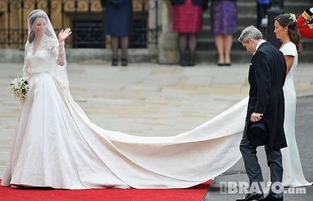 Քեյթը կրում էր Ալեքսանդր Մաքվինի նորաձեւության տան զգեստը` մոդելավորված Սարա Բերթոնի կողմից Wedding