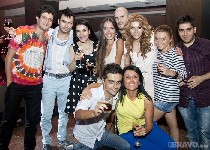 Նազենի Հովհաննիսյանն իր ծննդյան տոնի հյուրերի հետ