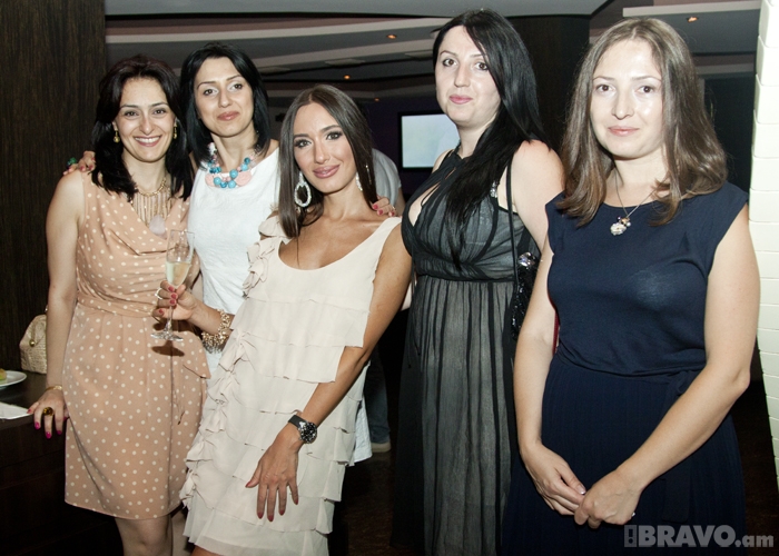 Նազենի Հովհաննիսյանն իր ծննդյան տարեդարձի հյուրերի հետ 