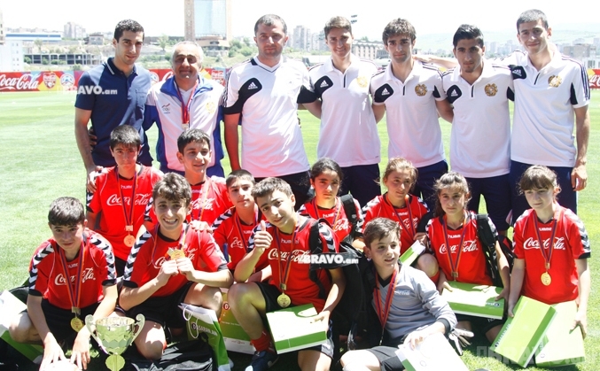 Ֆուտբոլի ազգային հավաքականը շնորհավորել է “ՀՖՖ-Կոկա-Կոլա գավաթ 2013”-ի հաղթողներին
