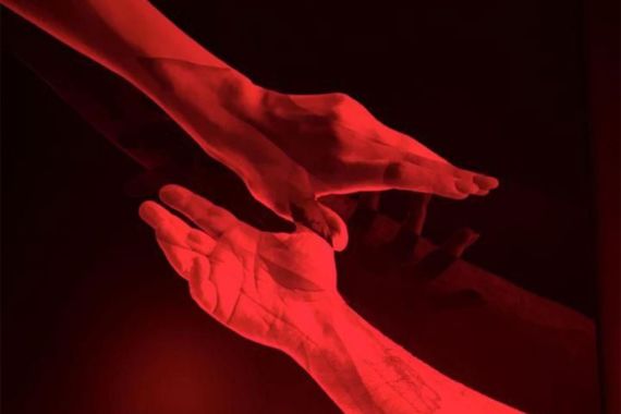 Ձեռքերի հպման անվերջ ցիկլում. Սուրեն Թադեւոսյանի «կապ» ցուցահանդեսի յուրահատկությունը